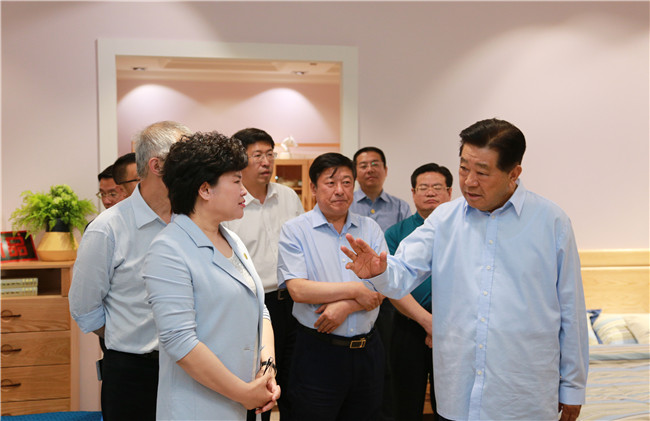 贾庆林视察光明集团