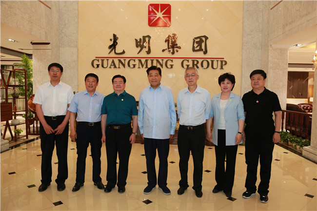 贾庆林视察光明集团